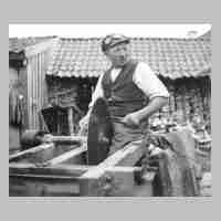 106-0035 Buergermeister Franz Adomeit aus Taplacken beim Schaerfen seiner Kreissaege.jpg